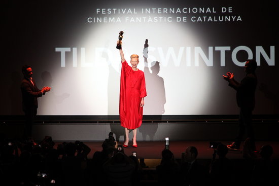 Actress Tilda Swinton with the Grand Honorary Award at the Sitges Film Fest on October 4 2018 (by Pere Francesch)